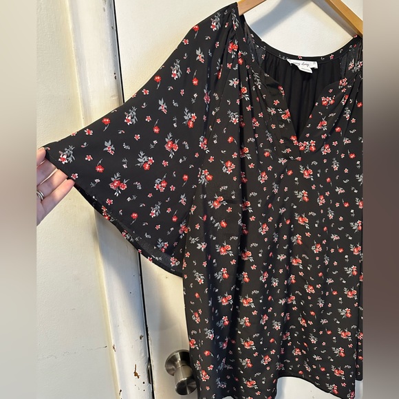 Additional Elle - black floral Vneck buttonless blouse short sleeve - Picture 2 of 6